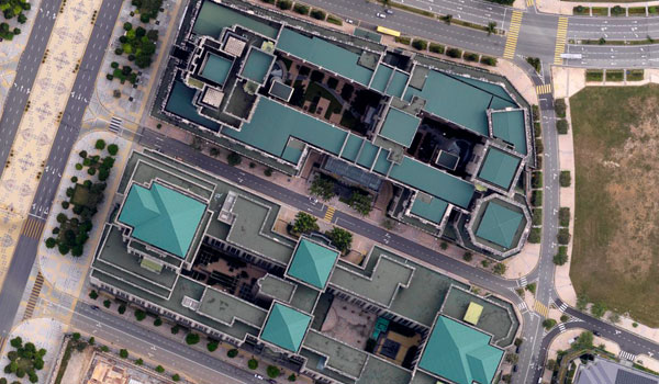 Buildings with green roofs